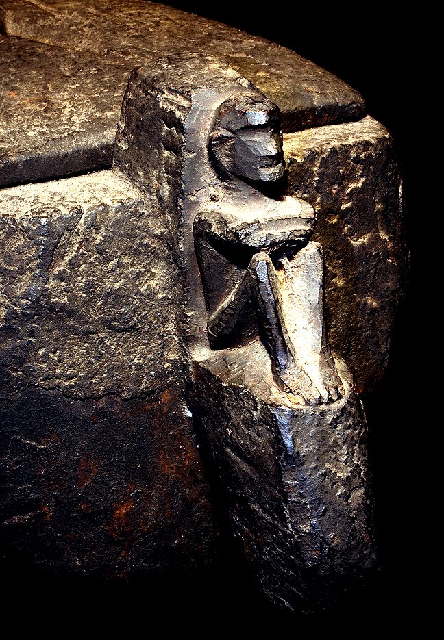 SEATED MALE CARVING PUNAMHAN BOX